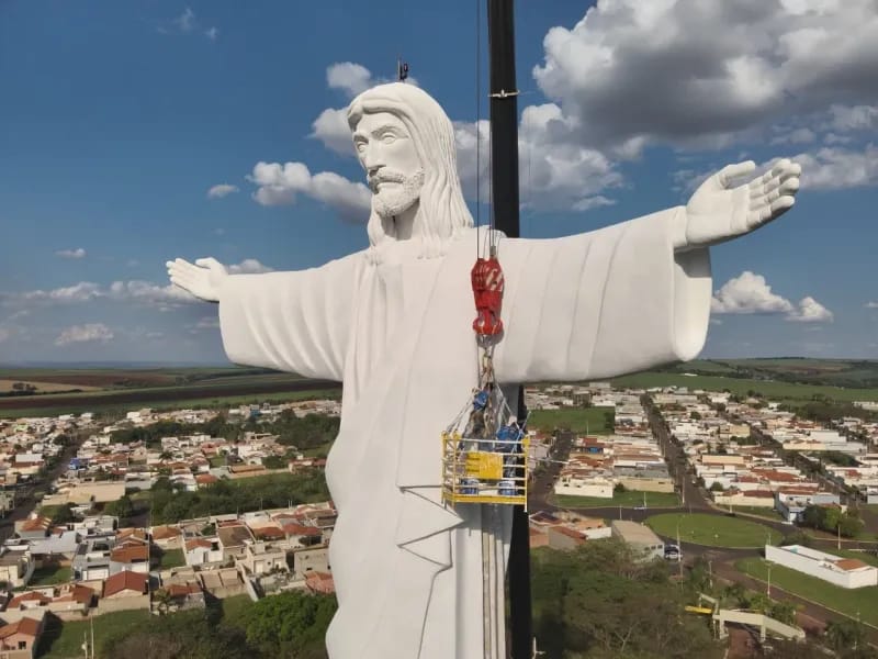 Cristo Salvador recebe nova pintura em Sertãozinho